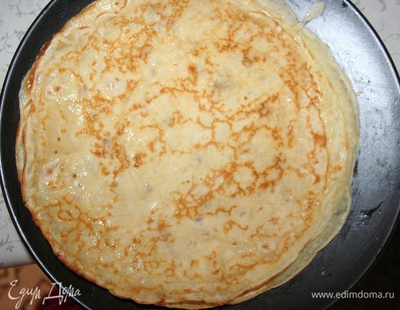 Выпекаем тоненькие блинчики. Примерно 1 - 1,5 минутки с каждой стороны, смазываем сверху маслом.