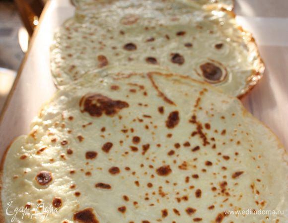 Выкладываем блинчики так, чтобы край следующего блинчика на 3 см накрывал предыдущий