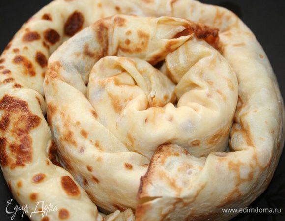 Заворачивает рулет в виде улитки