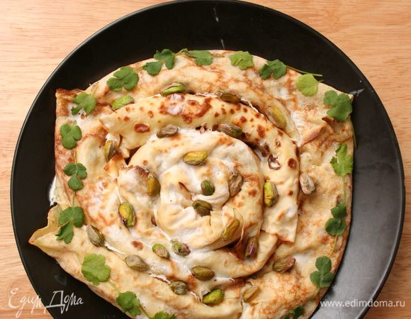 Делаем еще одну порцию рулета и продолжаем делать улитку. У меня из 8 блинчиков.