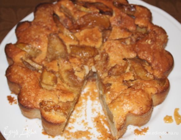 Отделяем белки от желтков. Белки взбиваем с сахаром до устойчивой массы. Желтки перемешиваем с крахмалом добавляем растопленное масло и сливки, все взбиваем постепенно вливаем йогурт и медленно добавляем муку все взбиваем в однородную массу