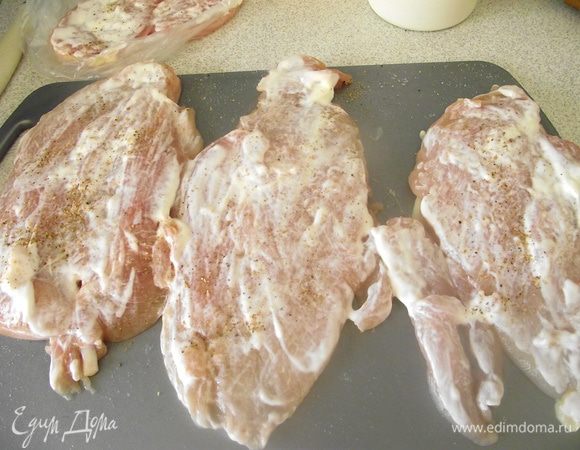 Смазать сметаной. Посолить, поперчить.