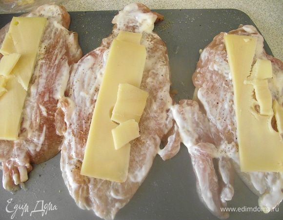 Положить кусочки сыра.