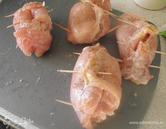 Скрепить филе в рулетики при помощи зубочисток. Посолить, поперчить.