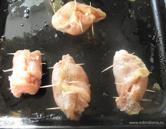 Смазать противень маслом. Выпекать при 200 гр. до готовности.