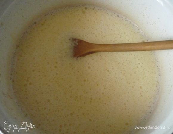 Взбить яйца с солью в пену и когда тесто подойдет немного (оно может и не увеличиться сильно в объеме), добавить желтки в опару. 