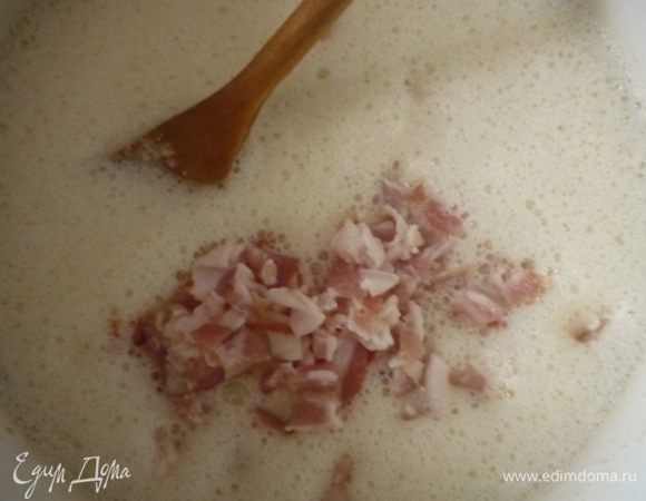 Мелко порезать бекон и добавить в овсяно-яичную смесь.