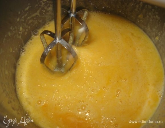 Белки отделить от желтков и взбить их с половиной сахара до устойчивого состояния. Желтки взбить с оставшимся сахаром, но лучше на водяной бане. 