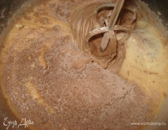 Муку, крахмал, какао смешать вместе, просеять и добавить в желтковую массу, перемешать. 