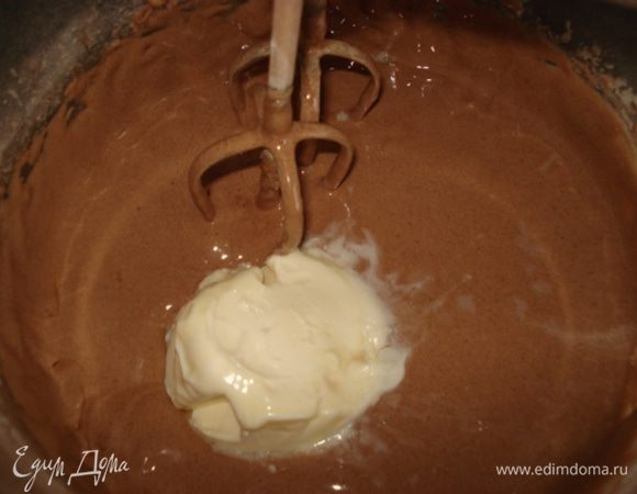 Добавить хорошо размягченное масло и еще раз перемешать.
