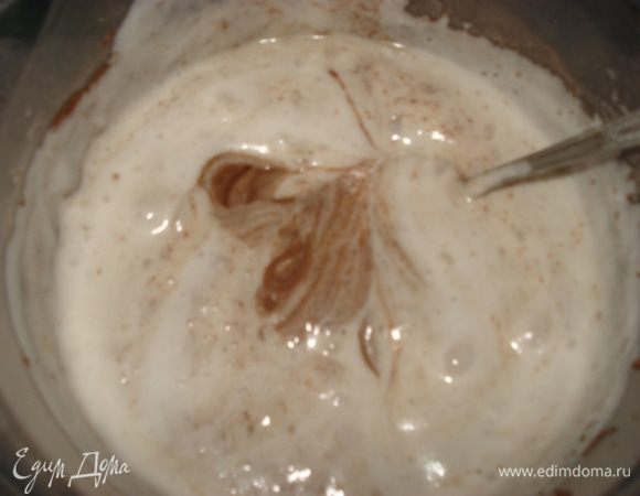 В конце добавить взбитые белки и аккуратно перемешать ложкой.