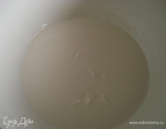 Приготовить крем:
Сливки довести до кипени, добавить мелко порубленный шоколад в сливки и помешивать венчиком для взбивания до полного растворения шоколада. Поставить крем в прохладное место и время от времени помешивать его, чтобы на поверхности не образовалась пленка. 