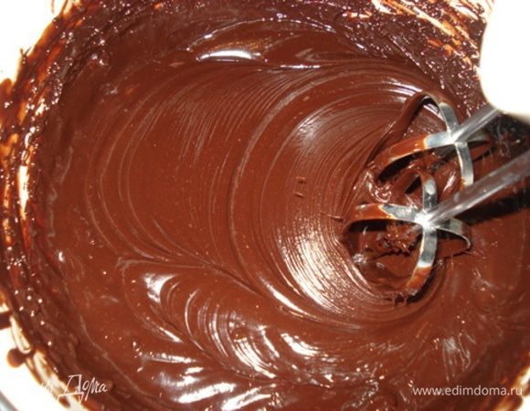 Еще теплым переложить его в миску и начинать взбивать, пока его объем не удвоится и крем не посветлеет.