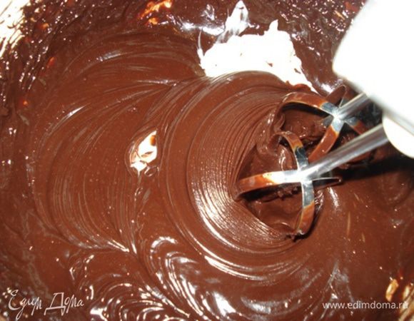 Взбить масло слив. комнатной температуры. Масло и крем должны иметь одинаковую температуру, тогда они хорошо смешаются. Попеременно добавлять в крем масло слив. и небольшое кол-во ликера, взбить крем еще раз. Готовый крем употребляем для промазывания торта немедленно, он быстро застывает.

