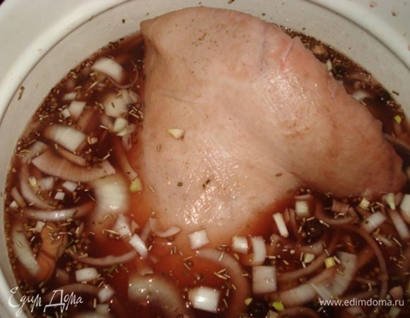 В кастрюлю налить вино с водой., добавить натертый на мелкой терке имбирь, перец горошком, лук, нарезанный полукольцами, чеснок, нарезанный пластинками. розмарин, соль. Положить в этот маринад рульку и оставить на ночь. 