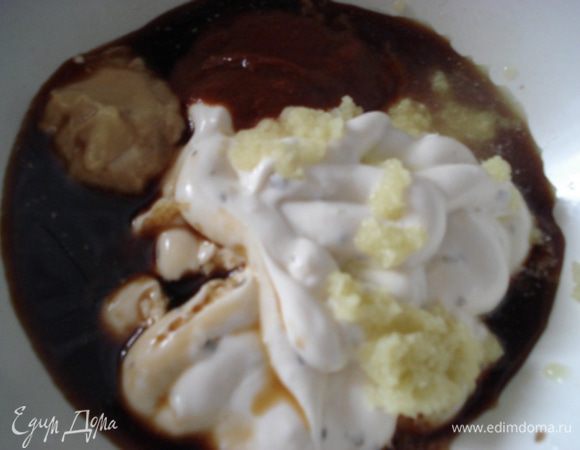 Готовую рульку проварить в маринаде около 50-60 минут. Выложить на тарелку и обсушить. Смешать соевый соус, аджику, майонез, горчицу. Обмазать этой смесью рульку и положить в рукав для запекания вместе с луком из маринада. 