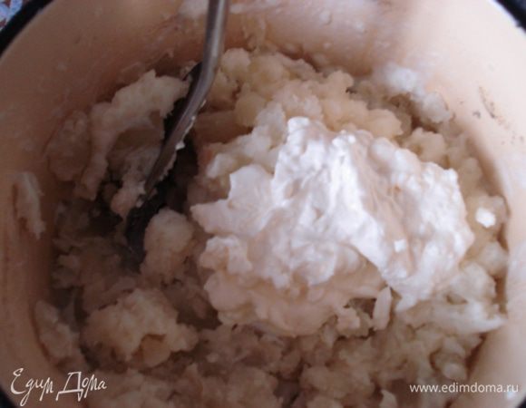 Очистить картофель и сварить 7 картофелин до готовности в подсоленой воде. Слить воду, остудить и размять в пюре. Добавить в пюре сливки.