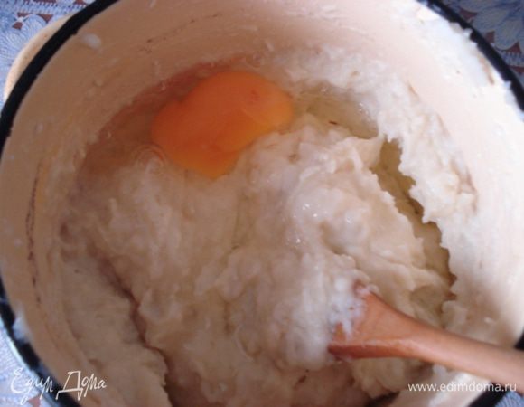 Заием ввести по одному яйца и хорошо вымешать.