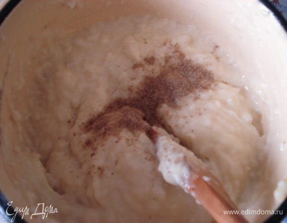 Добавить мускатный орех.