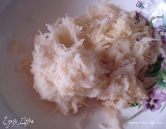 Оставшийся картофель натереть на мелкой терке, отжать и добавить в пюре.