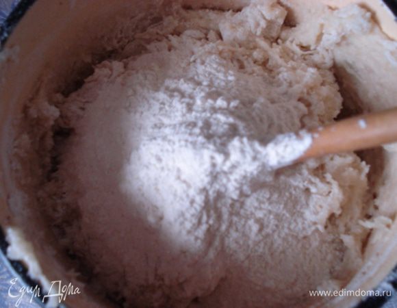 Добавить 1 стакан муки, перемешать и отставить на 5 минут.