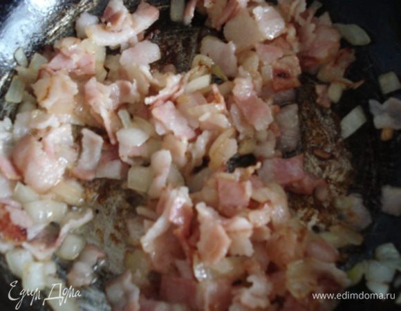 Бекон с луком нарезать мелкими кусочками и обжарить до золотистого цвета. 