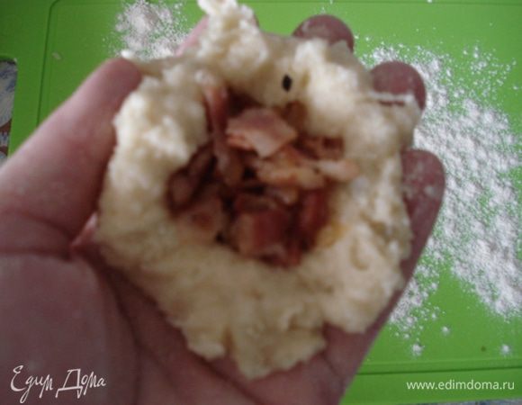 На ладонь положить 1 ст.л. картофельного теста. Положить начинку из бекона, защипнуть, и обвалять в муке со всех сторон.