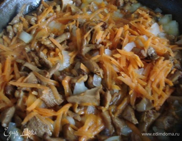 Потушить капусту по своему рецепту. Я сначала обжариваю лук с морковью и грибами до полуготовности. Затем добавить нашинкованную капусту. Добавить 1,5 стак бульона. Посолить, поперчить, добавить 1-2 ст.л. кетчупа, перемешать и тушить до готовнности. За 10 минут добавить травки и тмин.