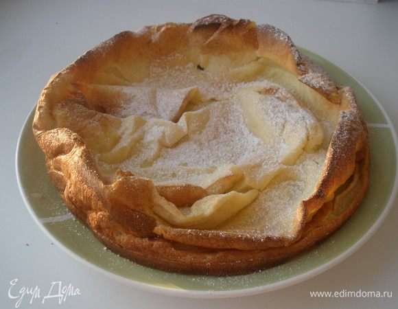 Поставить в разогретую до 200 градусов духовку на 25-30 минут. 
Блин выложить на тарелку и дать ему остыть. Он должен осесть. Посыпать пудрой и подавать. 