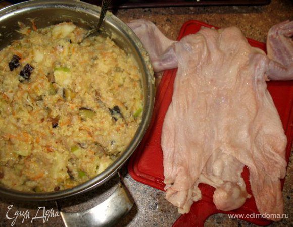 Сняла кожу с куры.Мясо прокрутила через мясорубку,лук,чеснок;кубиками порезала яблоко и сливы,горсть изюма,яйцо,приправа,морковь на тёрке,каша пшённая(сваренная предварительно до полу готовности) .Всё перемешала и наполнила шкуру курицы...
Чтоб убрать горчинку которая в пшёнке присутствует достаточно её ошпарить кипятком или залить мин.на 10 промыть и всё....
затем варим!!)