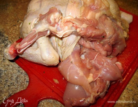 Курицу натёрла специями...немного яблочного уксуса и оставила на пару часов....затем отделяю кости от курицы..