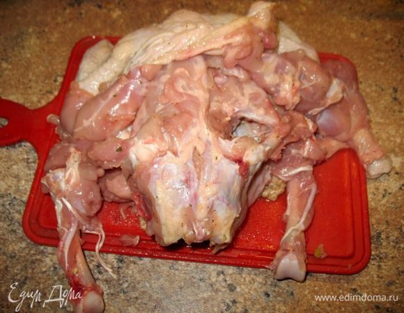 Начинаем с гуски и пошли к первому окорочку,помогаем себе ножом...
затем 2ой окорочок...прохожу ножом по спинке,поворачиваем и обрезаем мясо по грудинке.,крылышки оставляем....