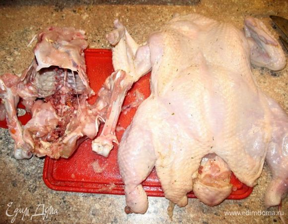 Всё...готово!!!Мясо курицы отделили от косточек...
Девочки всё ооочень просто.....ножичком помогаете мясо с кости срезать и всё...как чулок всё снимется....не бойтесь попробовать...