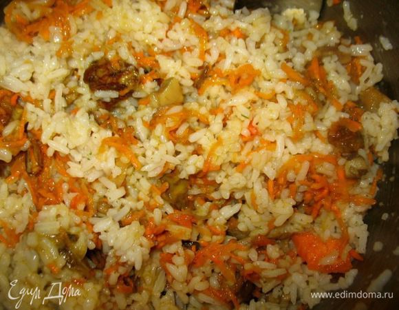 Для начинки:отварила рис,поджарила белые грибы,лук,чеснок,сырое яйцо,специи...морковка