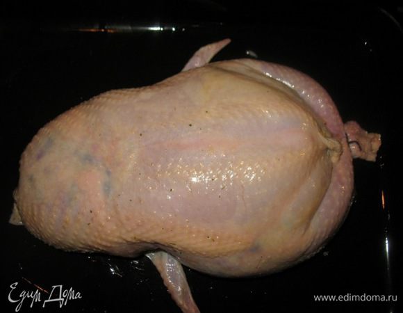 наполняю курицу начинкой ,крылышки накрест под спинку,ножки связала ниточкой...главное не переполните,а то курица лопнет во время запекания..
отправляю в духовку при 180-200гр.на час поливая маслом...