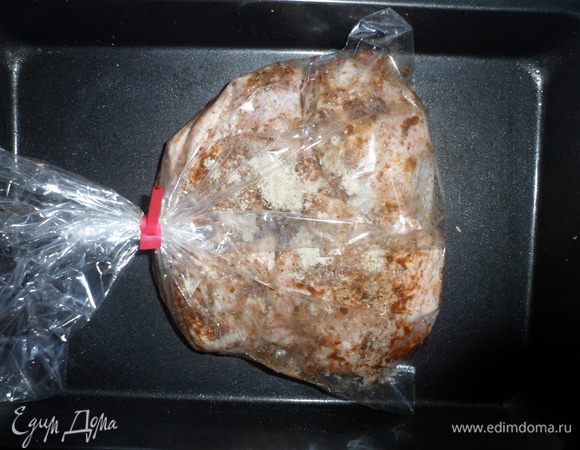 Затем добавляем приправу и раздавленный чеснок. Закрепляем пакет и прокалываем его в нескольких местах. Ставим курицу в хорошо разогретую духовку на 50-60 минут.