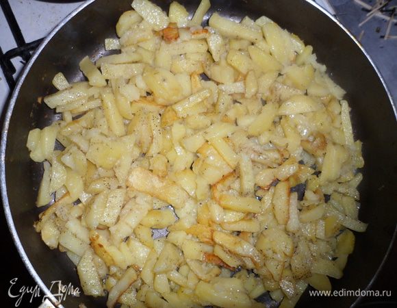 Пока бедрышки запекаются моем, чистим, еще раз моем и режем, солим картошку. Выкладываем ее на сковороду с маслом и  жарим. 