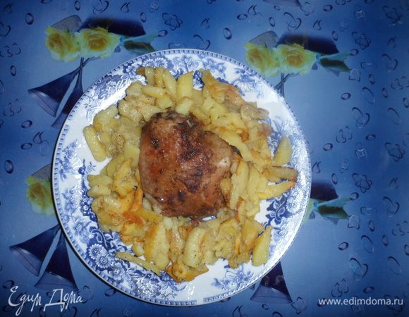 На тарелку выкладываем курицу и картофель. Приятного аппетита.