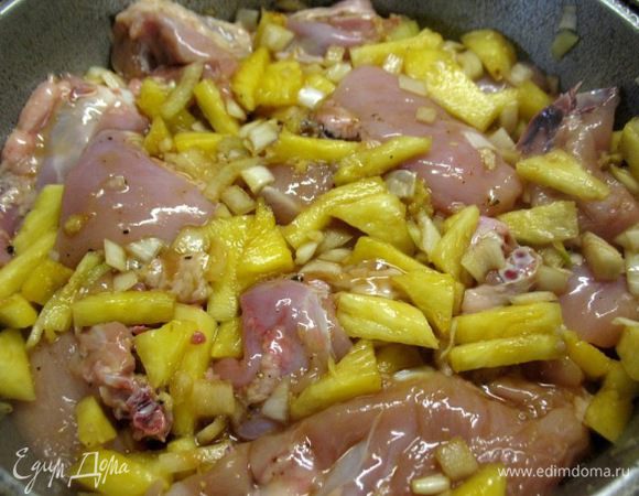 курицу(кожу снять) 1,5 кг.,ананас,2луковицы,чеснок всё порезала,3-4ст.л.соевого соуса,молотого чёрного перца...и поставила мариноваться на 2 часа....