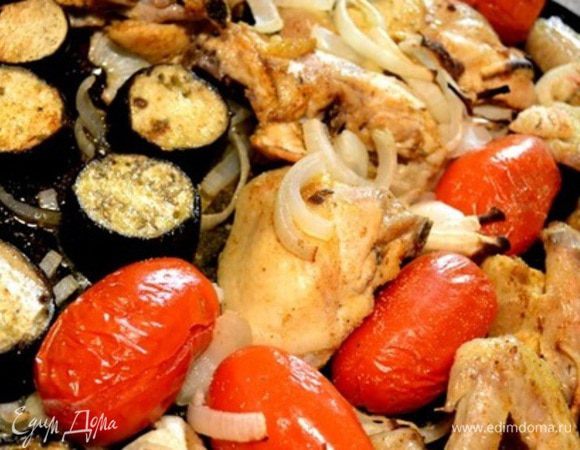 Разрезала куриные окорочка пополам,крылышки(пропитала специями)...мин.по 10 обжарила на сковородке с 2х сторон....затем выложила на противень...добавила помидорчики,баклажан,лук,послила,полила маслом и в духовку на 180-200гр. на 30мин.Готовые посыпала свежей зеленью...