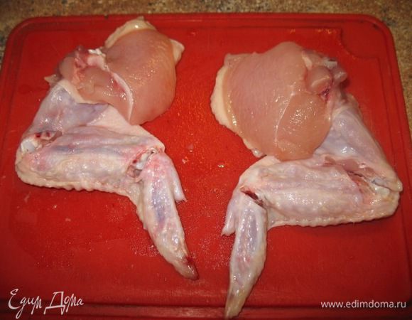 Многие любят жаренные куриные крылышки,копчёные,на костре как шашлык поджарить...но не все знают что нужно с ними сделать,чтоб они не торчали в разные стороны)Всё просто...делаем на суставчиках надрезы и у нас получатся аккуратные и красивые крылышки 