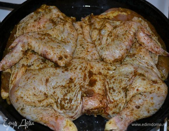 Курицу помыть, надрезать вдоль брюшка, развернуть, отбить через мешок, чтобы была плоской...пропитываю специями для курицы и чесноком...оставляю на ночь...