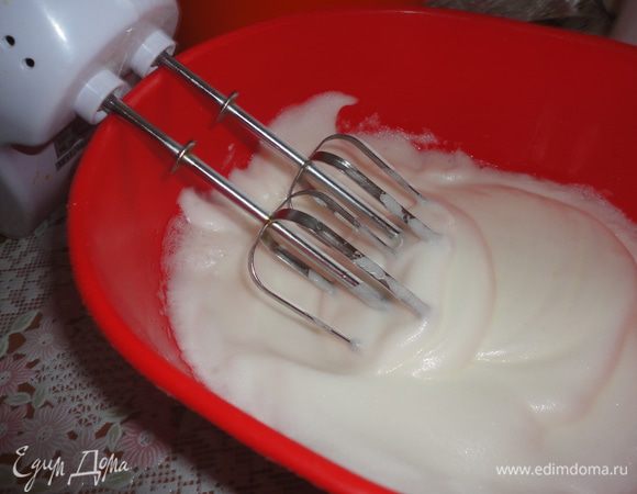 Желтки отделить от белков.
Белки взбить со щепоткой соли в крутую пену.