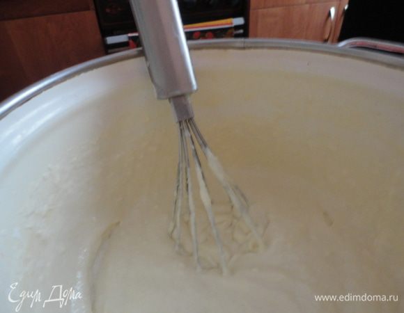 100 г сливочного масла растопить, немного остудить, венчиком взбить желтки, соединить: масло, желтки, кефир или простоквашу, просеянную муку,1 чайная ложка сахарного песка.