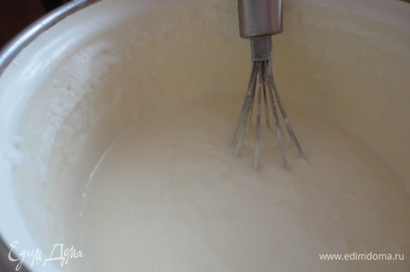 Тесто соединить со взбитыми белками. Осторожно перемешать тесто ложкой. Можно выпекать блины. Подавать со сметаной или вареньем.