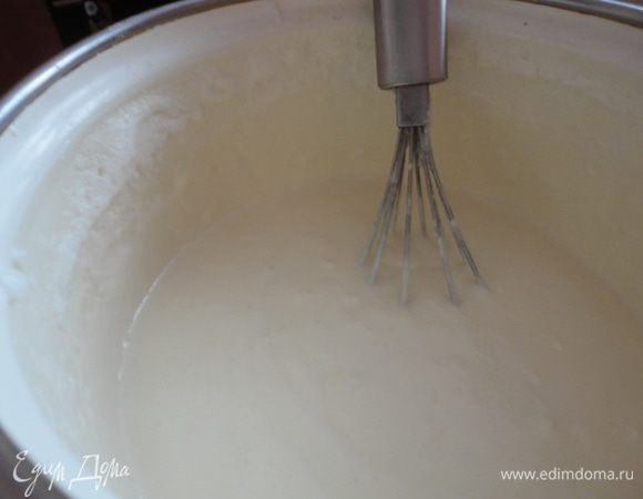 Тесто соединить со взбитыми белками.
Осторожно перемешать тесто ложкой.
Можно выпекать блины.
Подавать со сметаной или вареньем.