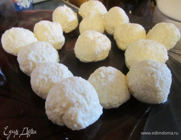 творог лучше брать сухой(у меня домашний)
перетираем с яйцами, сахаром,солью и манкой ...оставляем на 30 мин..

когда прошло 30 мин ..делаем из творожной массы шарики