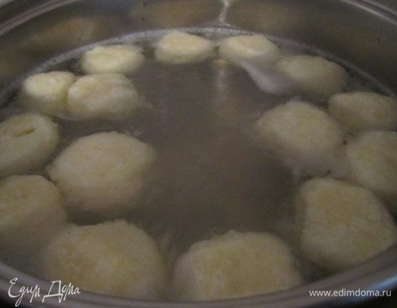 бросами творожники наши в подсоленную воду..и ждем пока всплывут