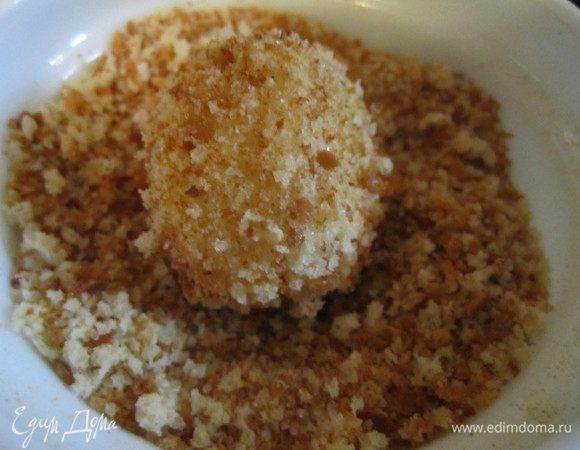 дастаем шумовкой и обваливаем в сухарях