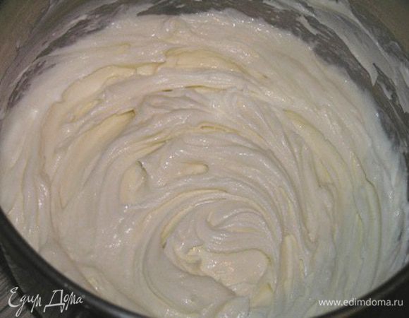 Приготовить начинку. Желатин залить грейпфрутовым соком до набухания. Вишню разморозить, откинув на дуршлаг (стекший сок сохранить). Творожный сыр смешать с сахарной пудрой.